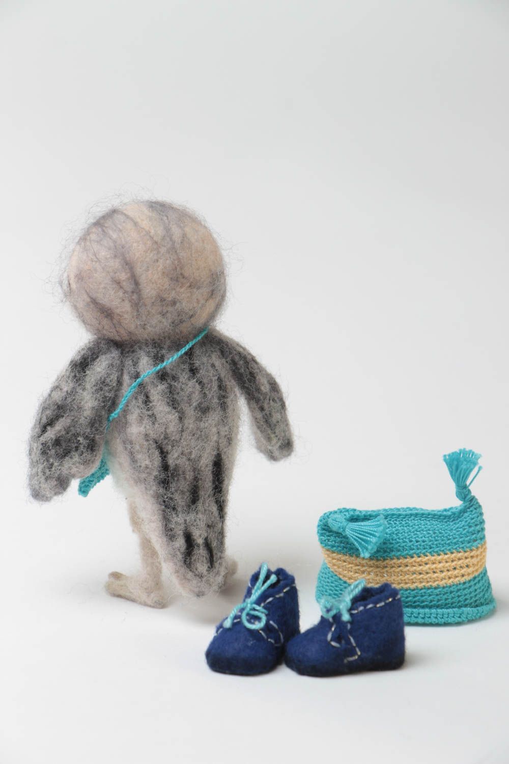 Eule Deko Statuette aus Wolle in Trockenfilzen Technik mit Mütze Tasche handmade foto 4