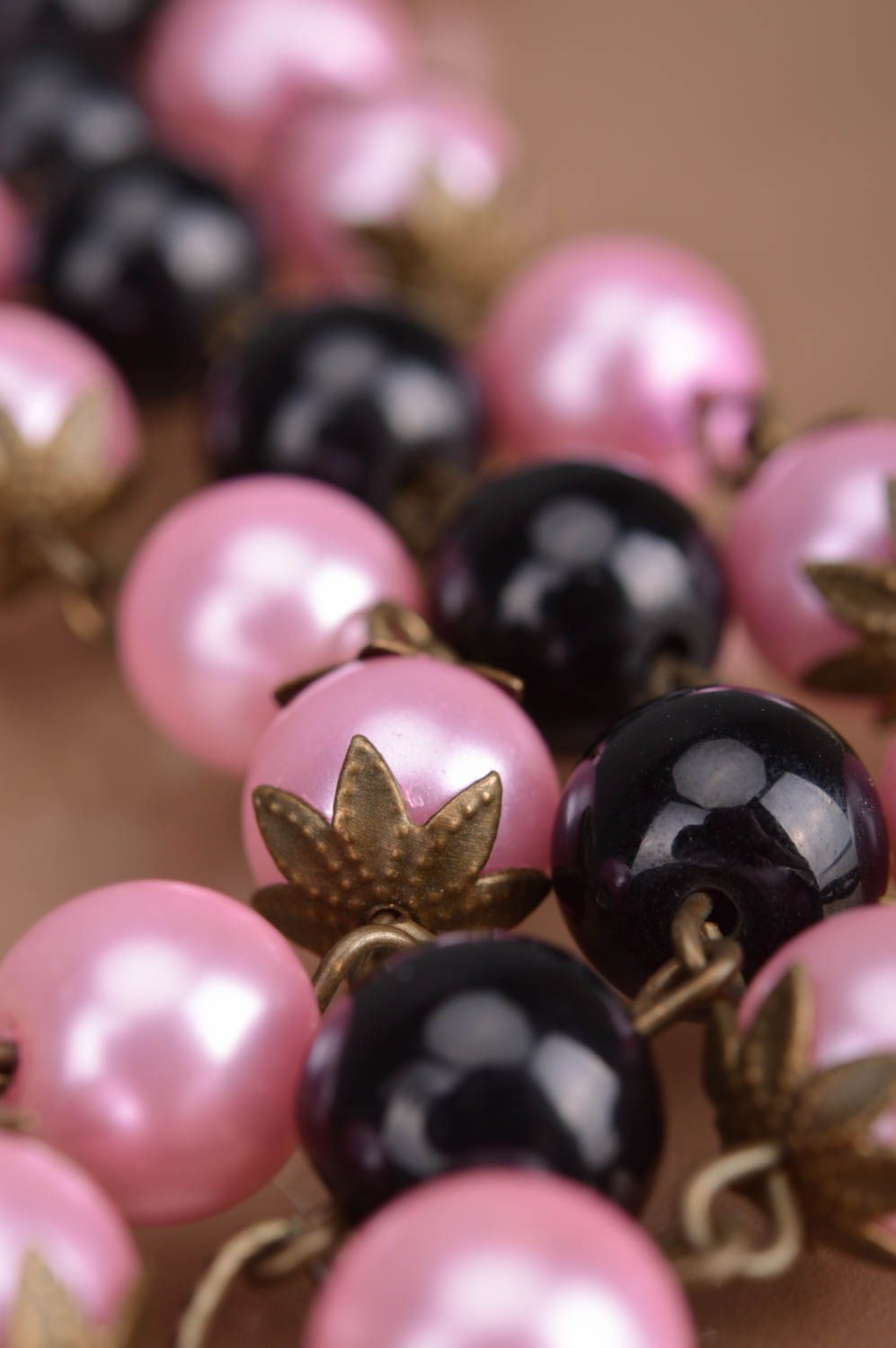 Pulsera de cuentas negras y rosadas y colgante artesanal bonita accesorio  foto 4