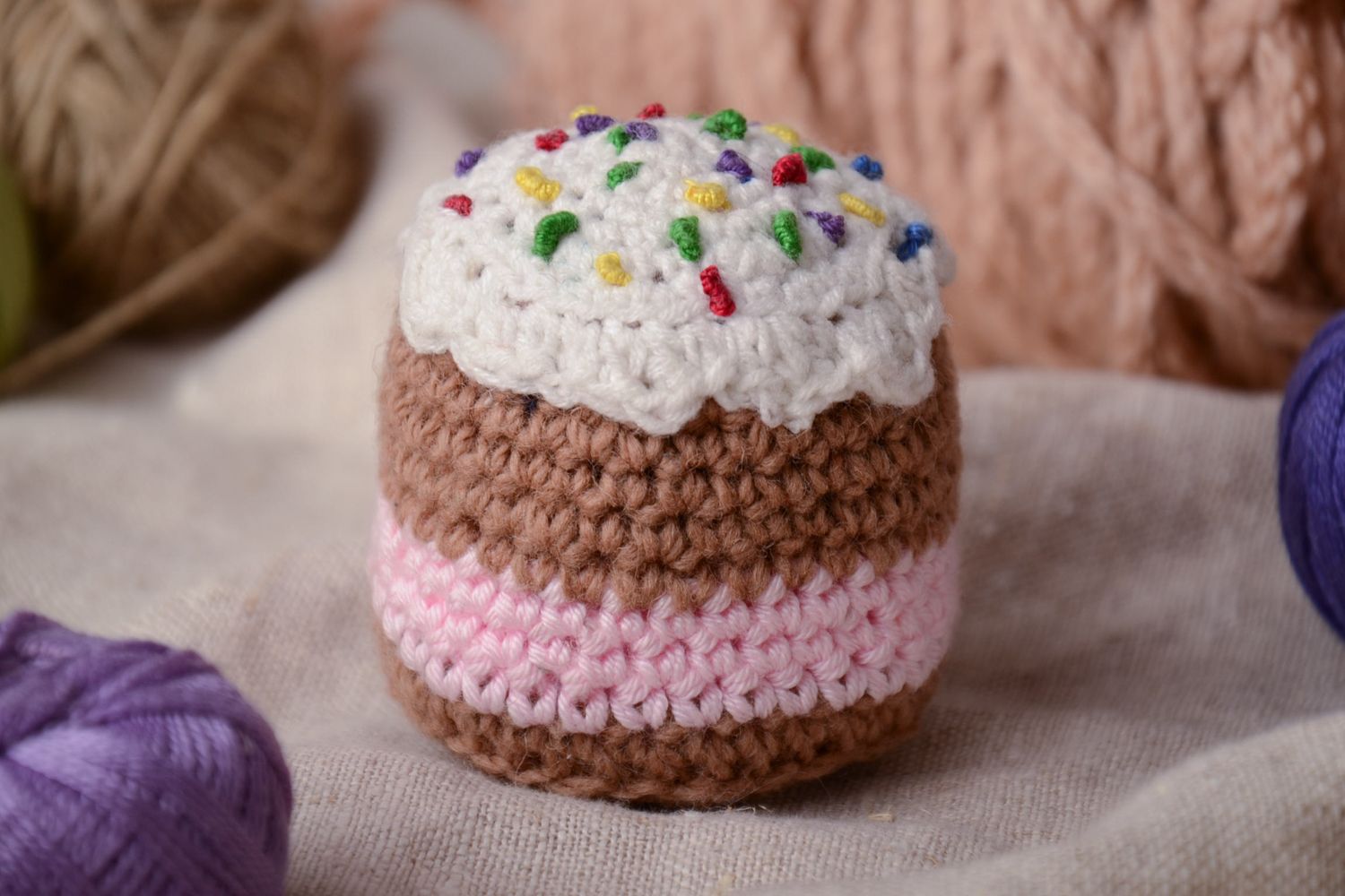 Petit jouet décoratif tricoté mou fait main en forme de gâteau délicieux photo 1