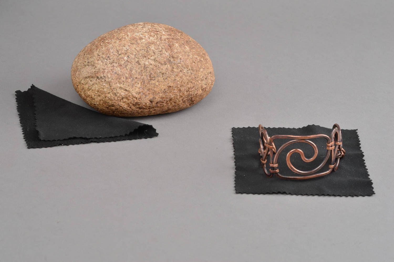 Schönes Armband aus Kupfer mit Stein Heißschmieden Technik Künstler Handarbeit foto 1