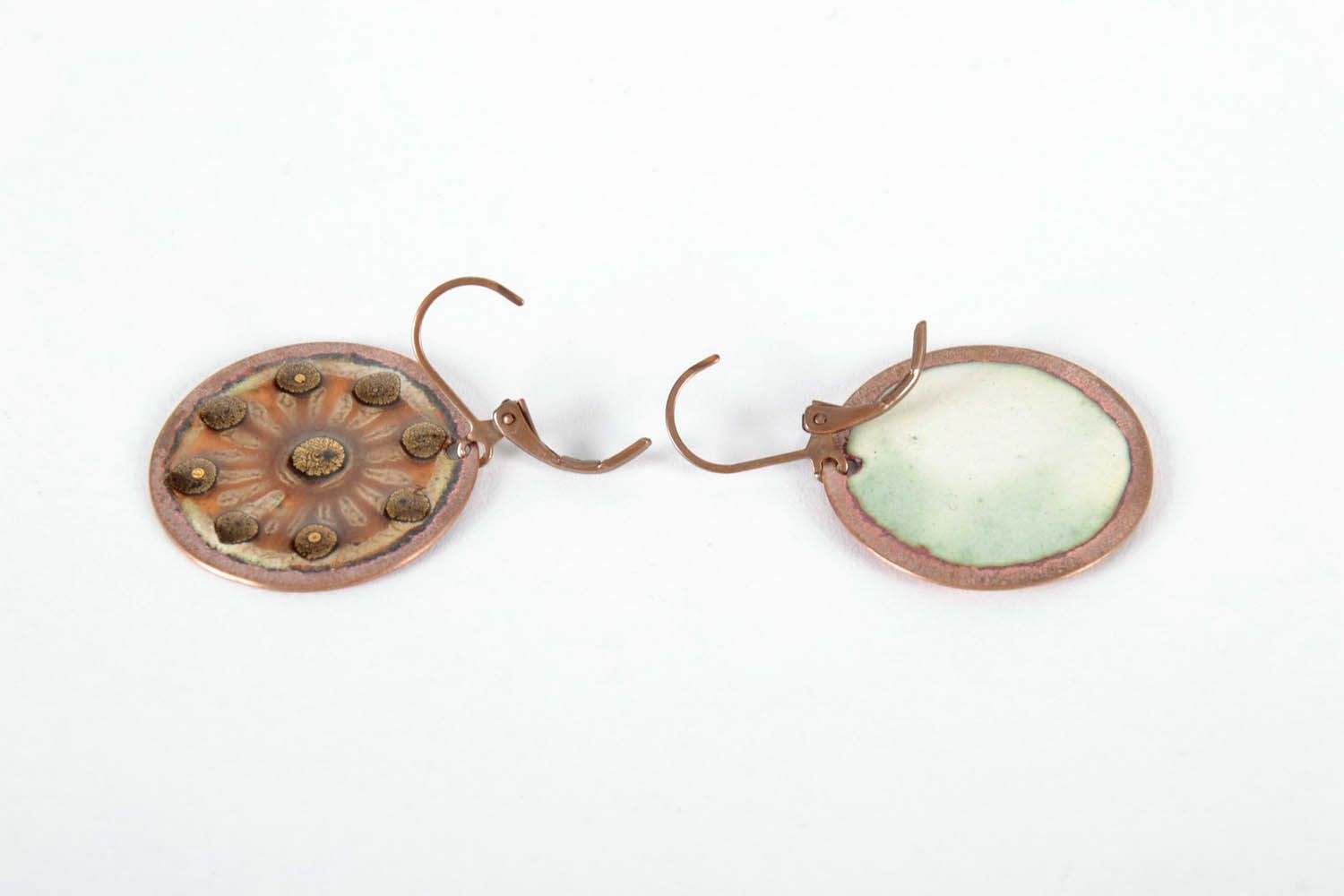 Orecchini di metallo fatti a mano rotondi accessorio originale bello da donna
 foto 2