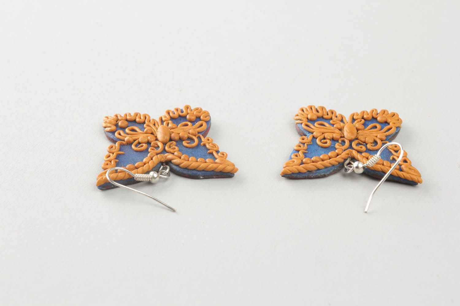 Brincos artesanais feitos de cerâmica plástica na forma de uma borboleta foto 3