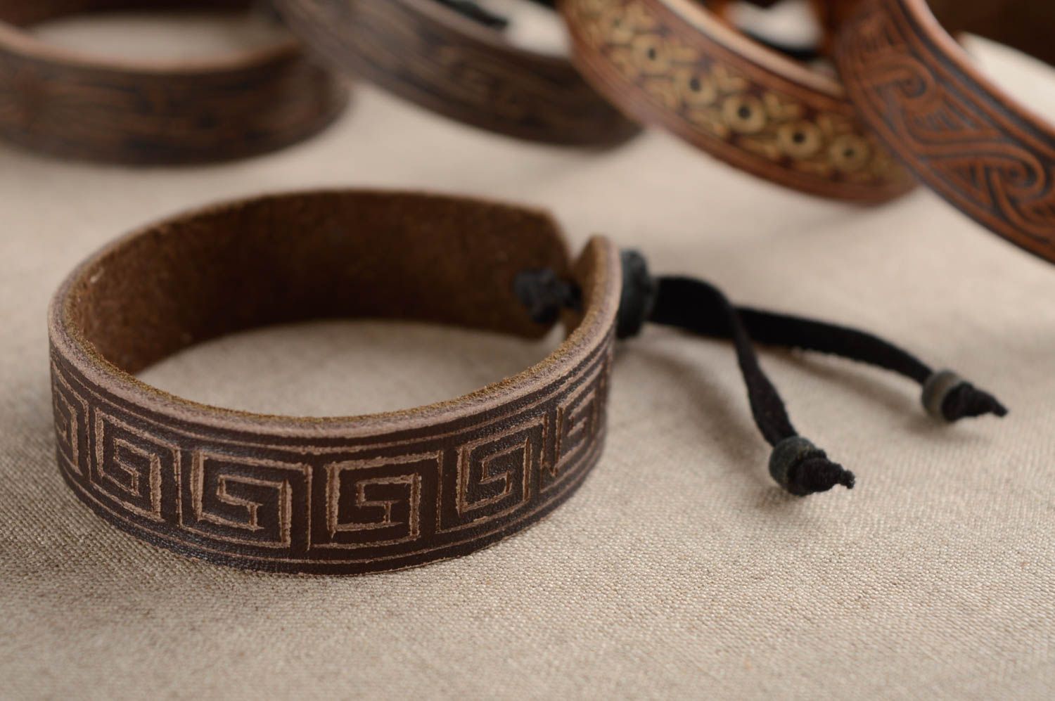 Bracelet fait main de vrai cuir avec sculpture accessoire unisexe marron photo 2