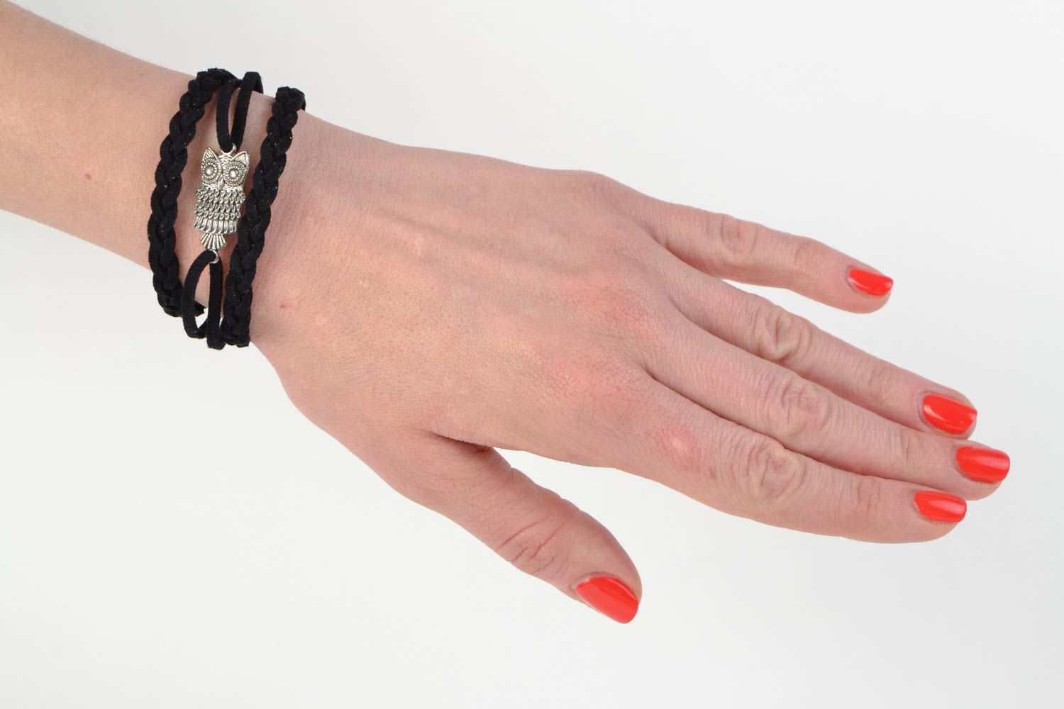 Bracelet en daim fait main avec pendentif hibou noir de créateur original photo 2