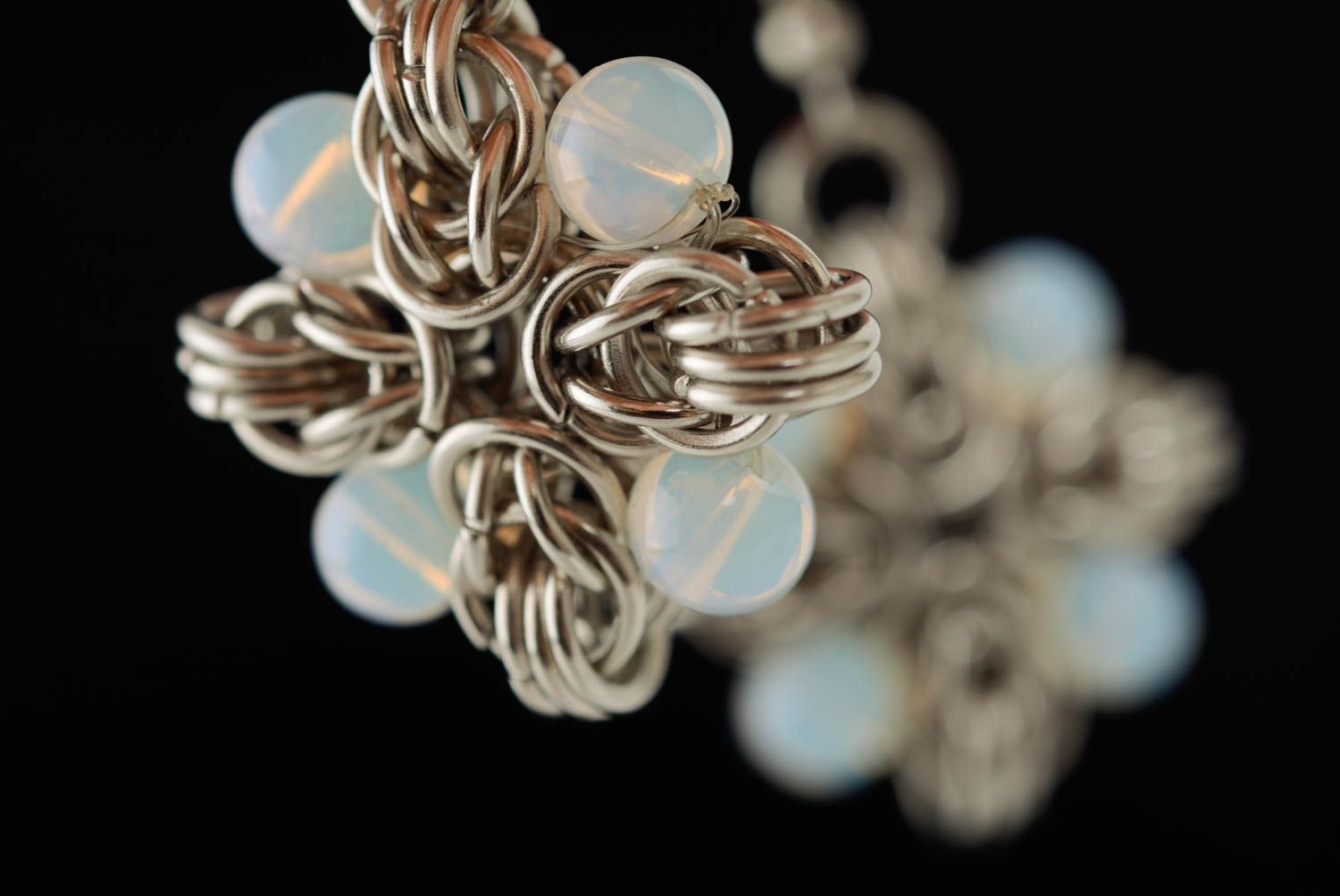 Stilvolle schöne Ohrringe aus Metall mit Glasperlen künstlerische Handarbeit foto 4