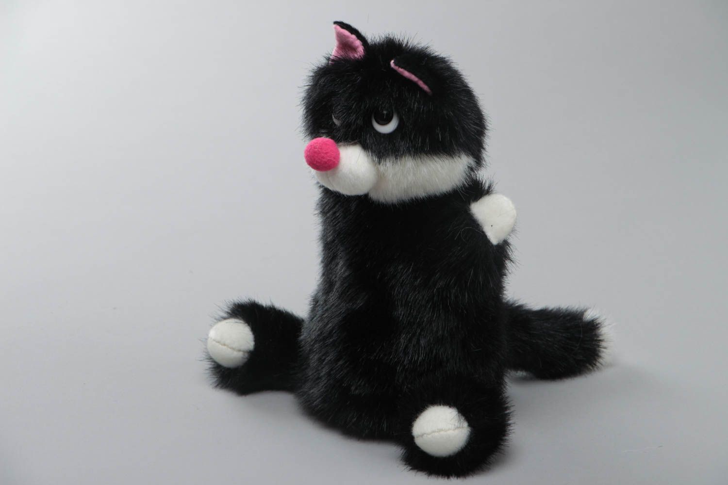 Peluche gant marionnette chat noir et blanc faite main en fourrure artificielle photo 3