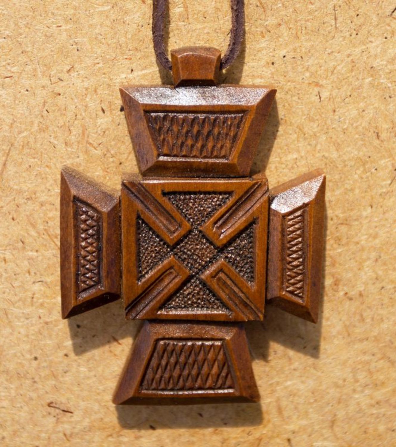 Деревянный резной крест фото 1
