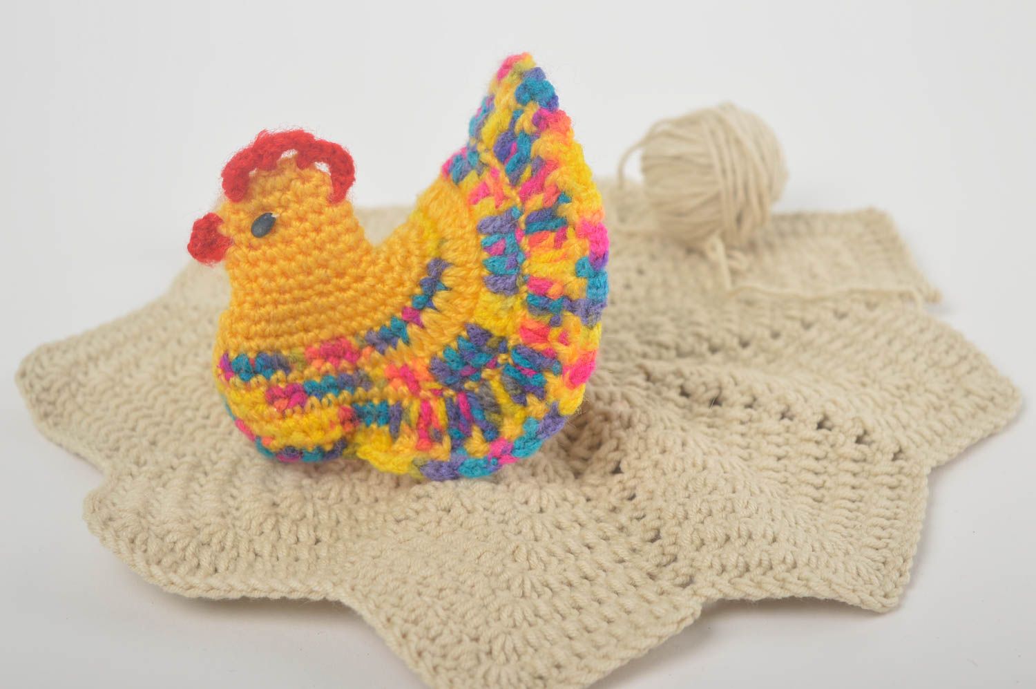 Peluche poule multicolore Jouet fait main tricot design original Déco maison photo 1