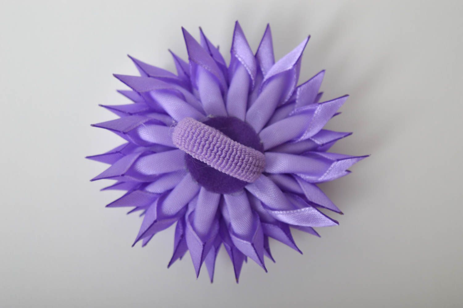 Elastico per capelli con fiore fatto a mano di nastri accessori per capelli foto 3