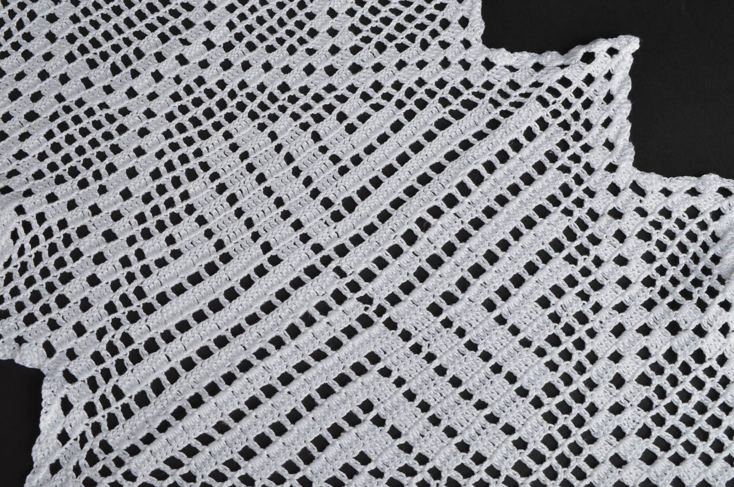 Serviette tricotée faite main originale en fils cotonniers blanche décoration photo 4