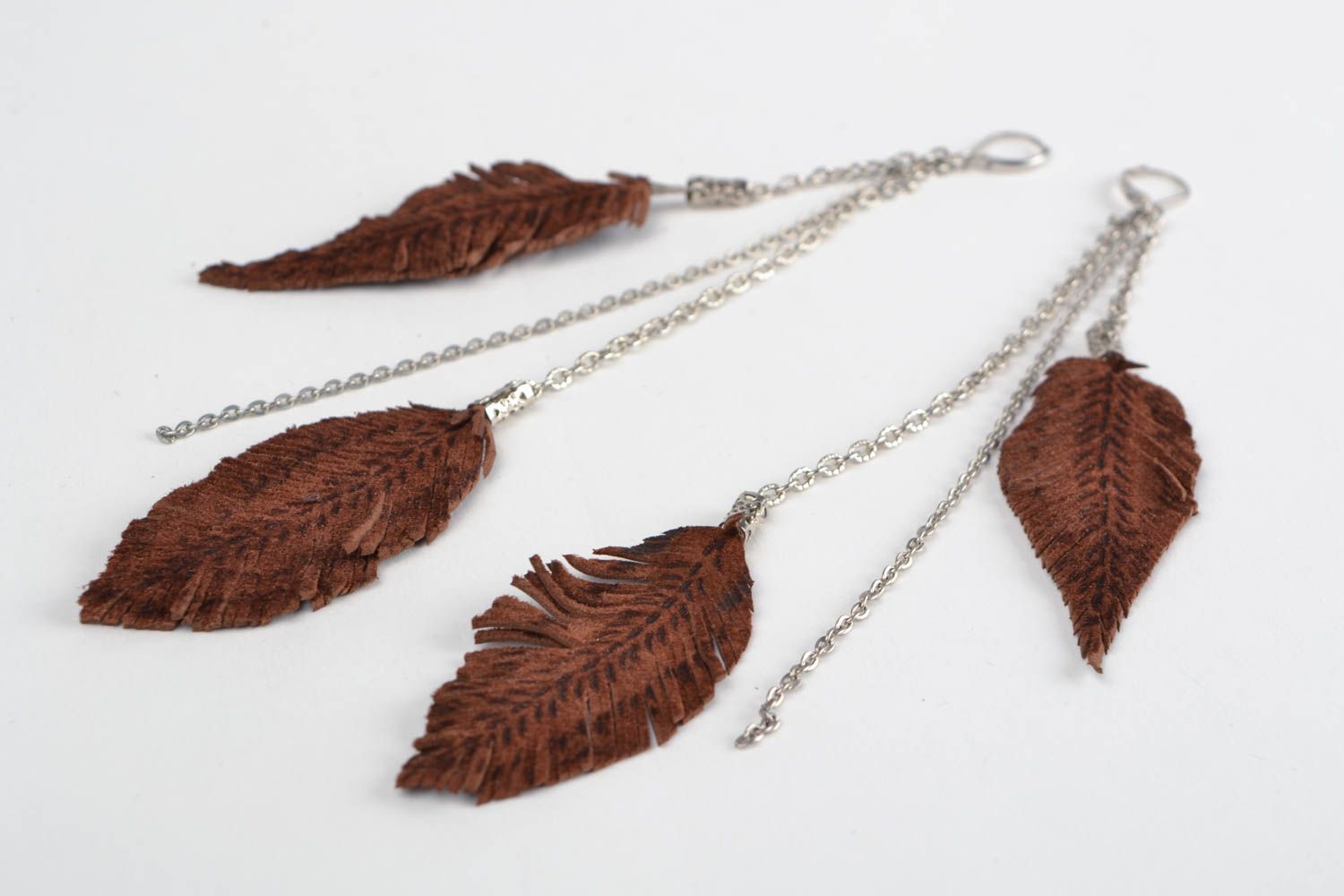 Pendientes largos hechos a mano con plumas de cuero marrón originales de mujer foto 1
