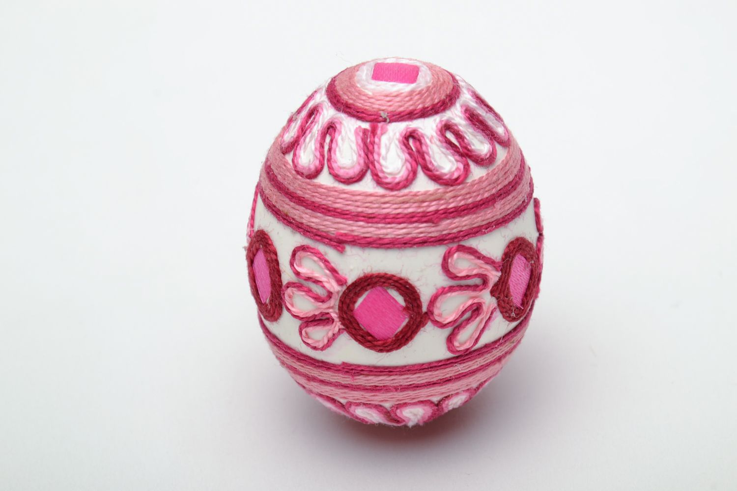 Œuf de Pâques fait main rouge décoratif original avec ornement en fils de soie photo 2