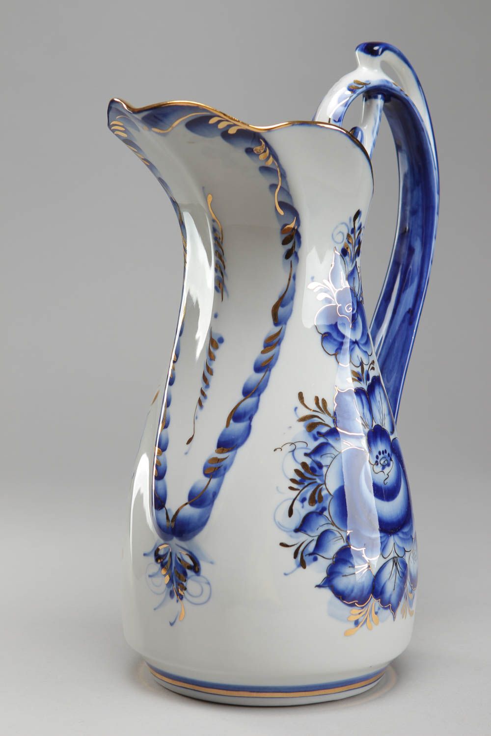 Belle cruche de porcelaine faite main avec peinture traditionnelle de Gjel photo 2