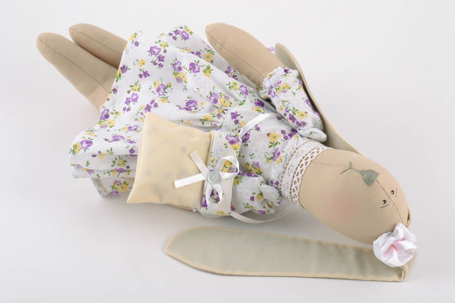 Textil Kuscheltier Hase im Kleid mit Tasche aus Leinen Spielzeug für Kinder  foto 2