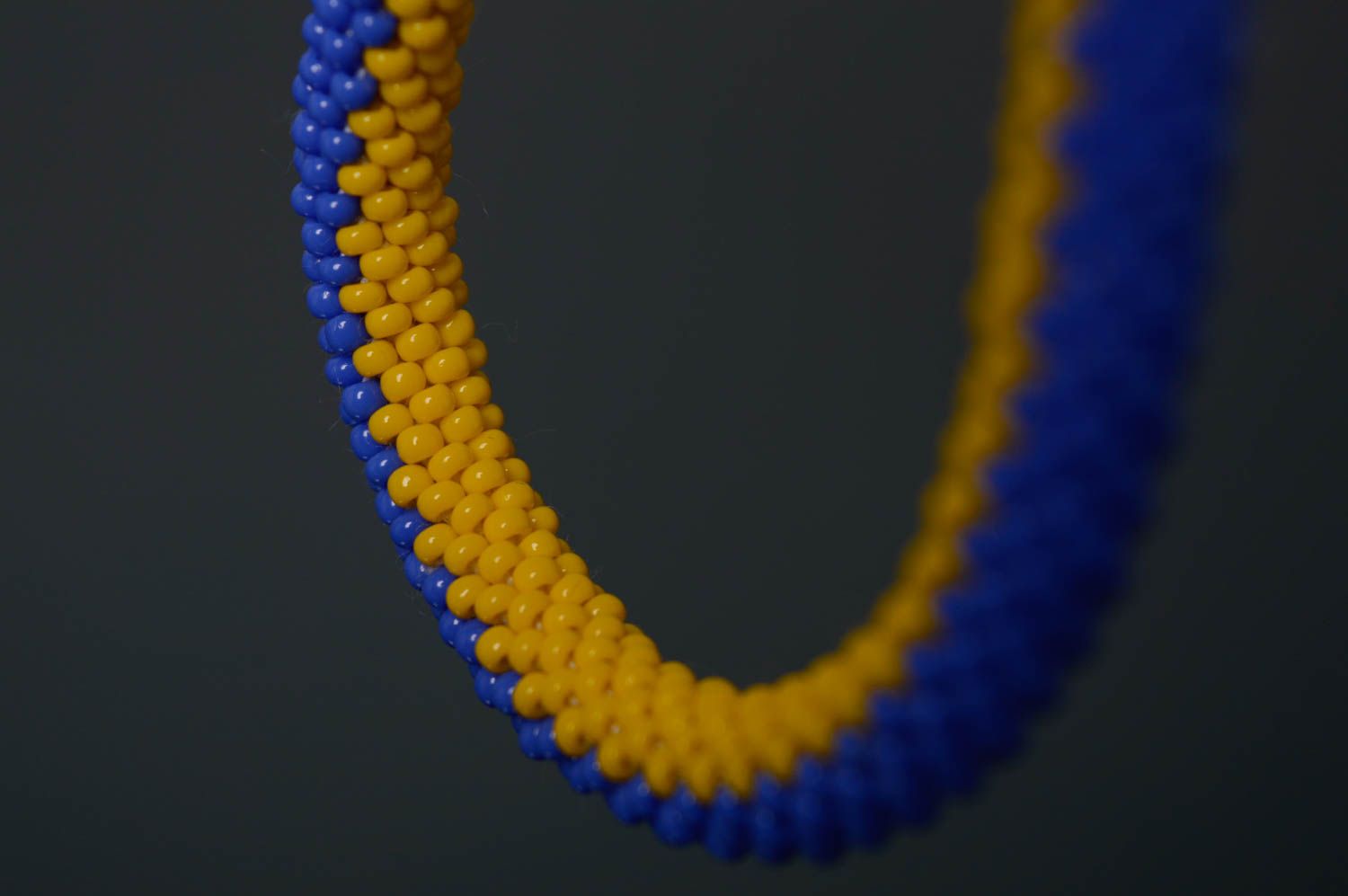Сине-желтый браслет из бисера фото 2