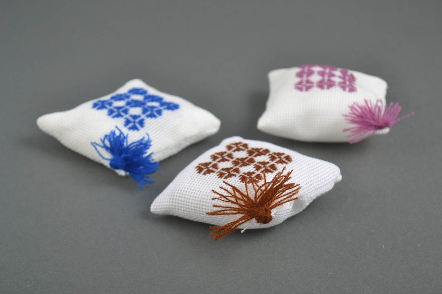 Alfileteros de tela hechos a mano almohadillas para agujas elementos decorativos foto 5