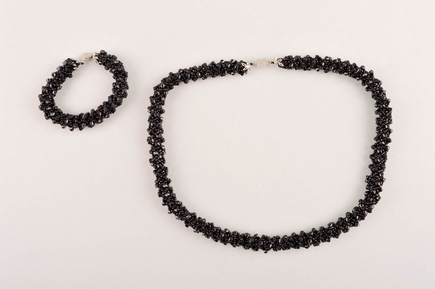 Parure collier bracelet Bijoux faits main noirs perles de rocaille Cadeau femme photo 2