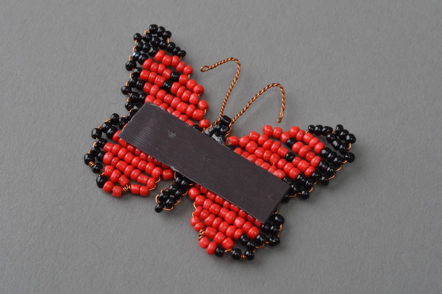 Плетеный магнит на холодильник в виде бабочки красный с черным ручная работа фото 4
