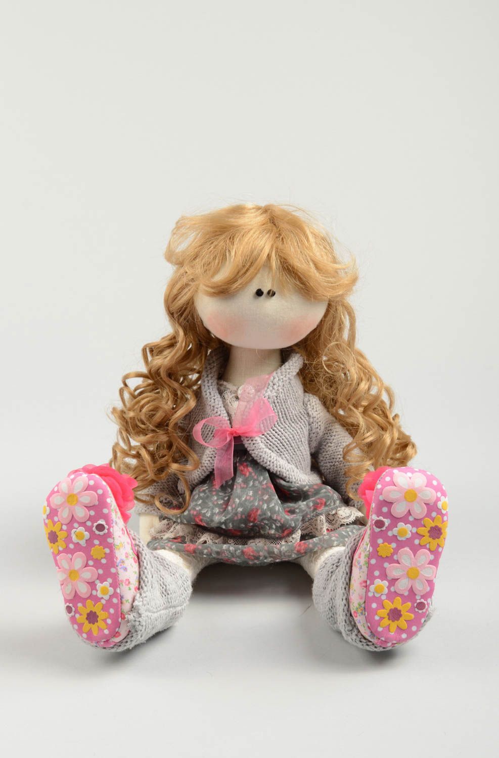 Muñeco artesanal juguete original elemento decorativo niña rubia con rizos foto 3