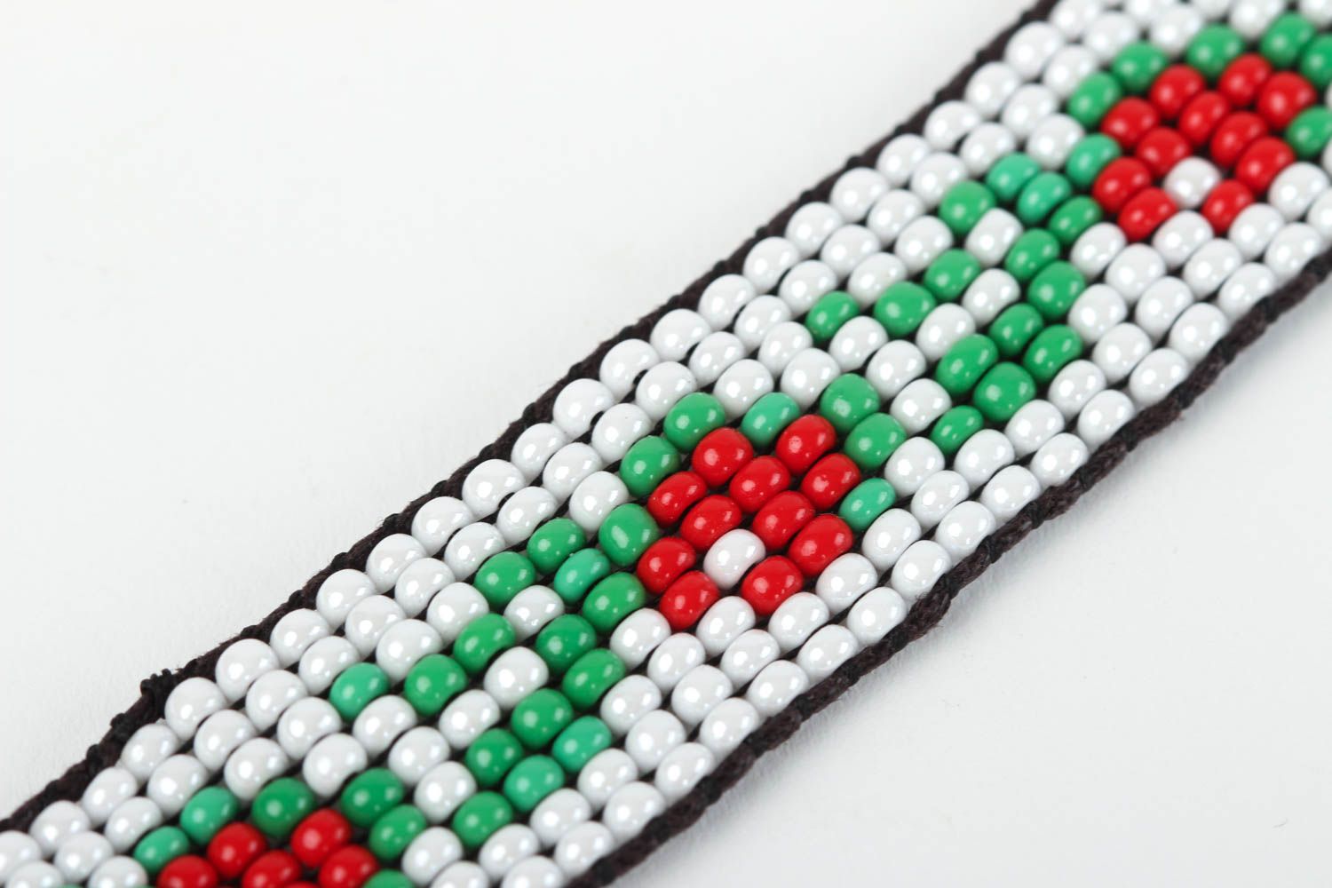 Ethnic white handmade beaded wrist bracelet with floral ornament photo 2
