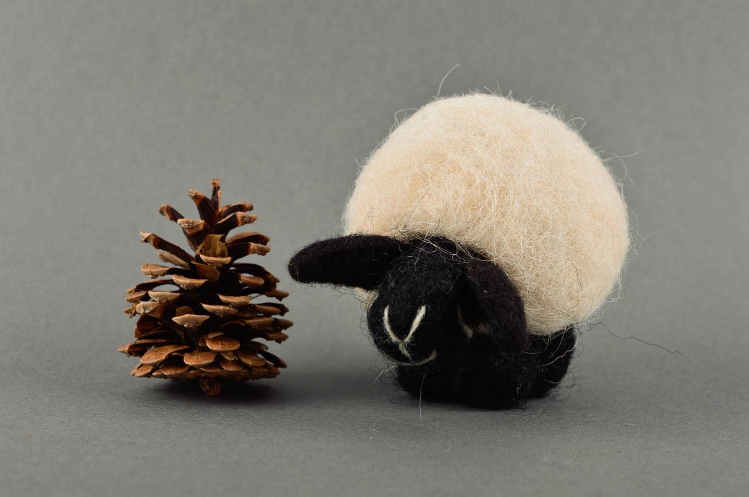 Валяная игрушка ручной работы валяная овечка игрушка из шерсти красивая декор фото 1