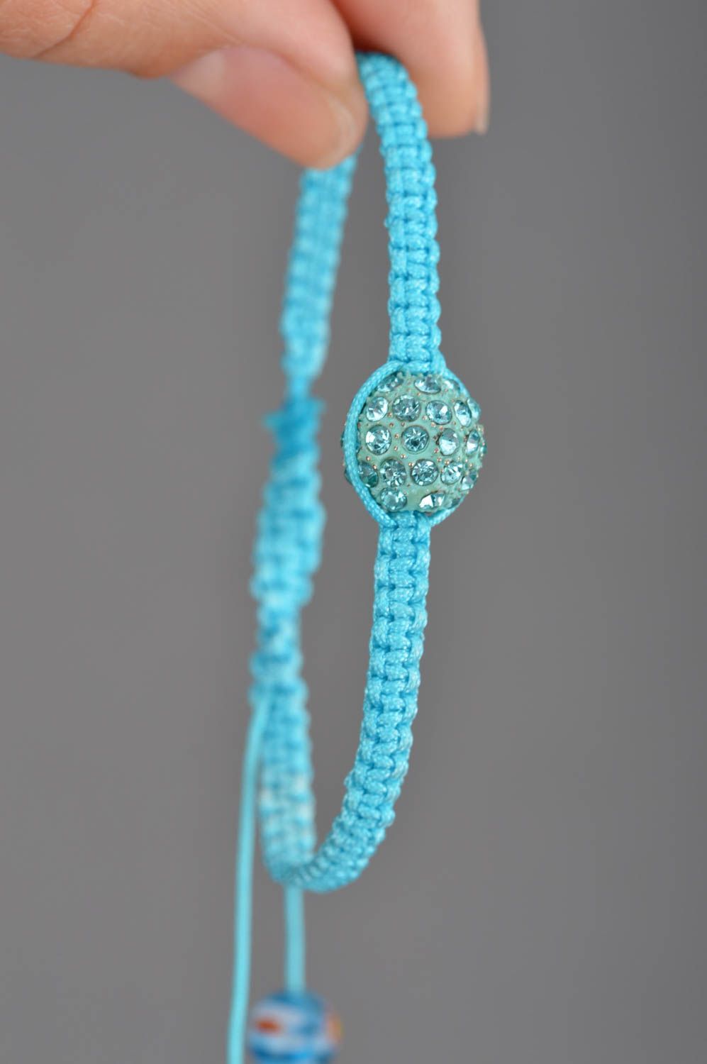 Bracelet en fils tressés et perles fantaisie fin bleu fait main original  photo 3