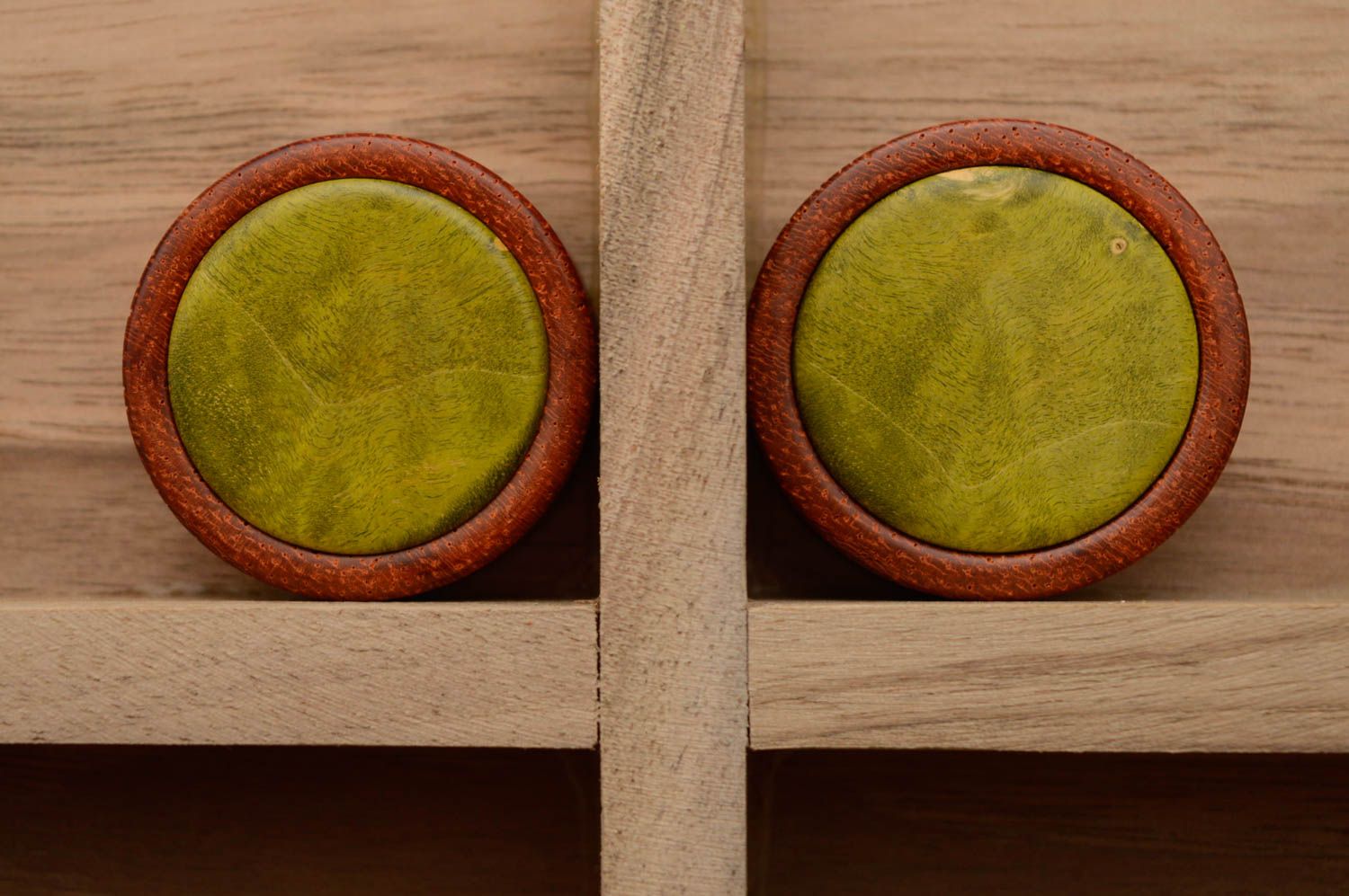 Handmade Plugs aus Holz foto 1