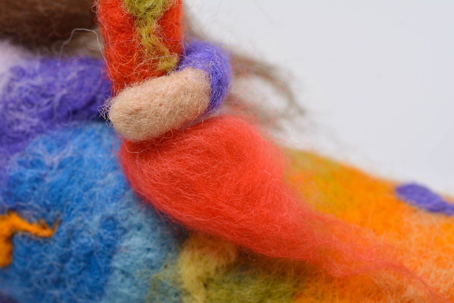 Poupée en laine feutrée faite main originale multicolore cadeau pour enfant photo 4
