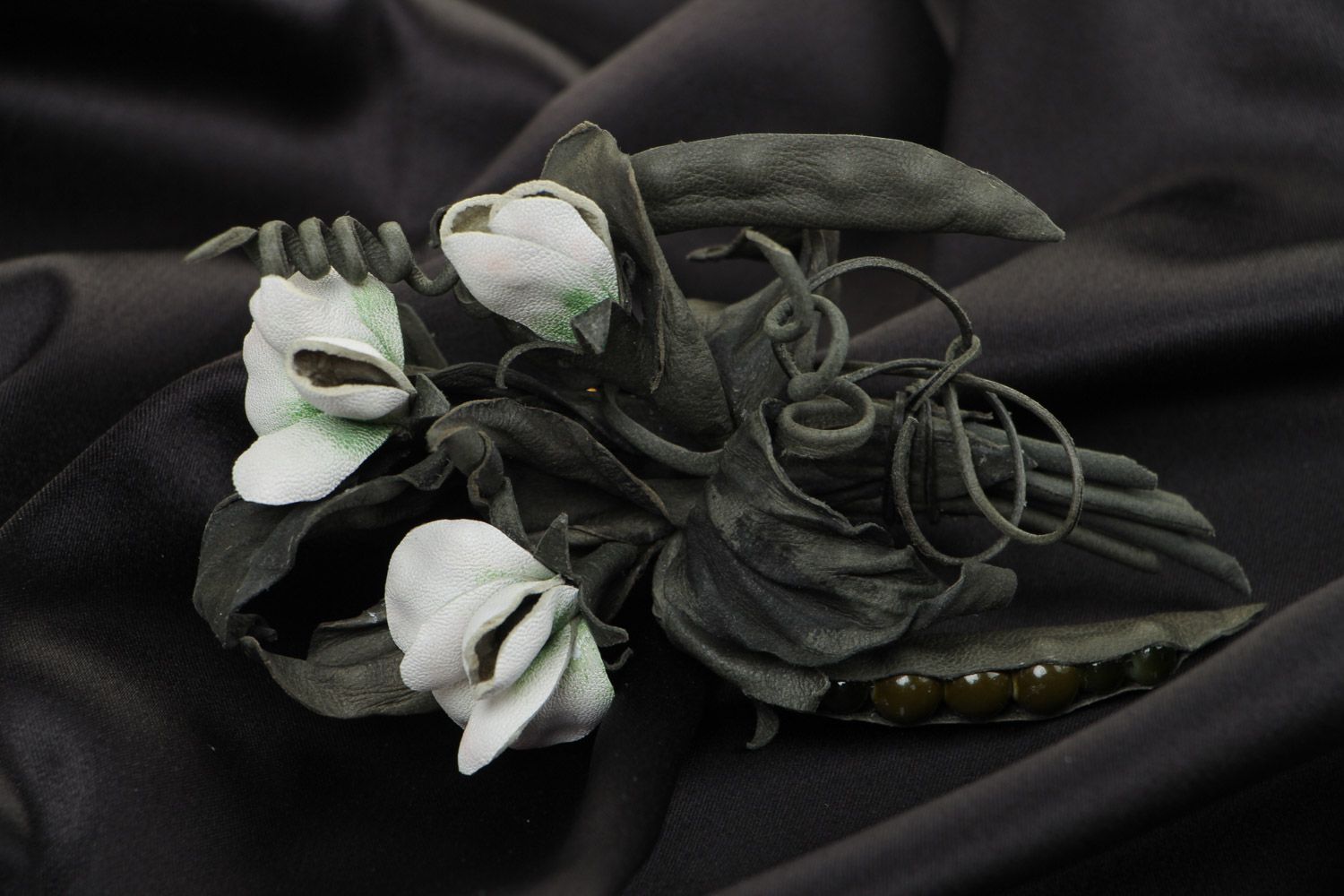 Ungewöhnliche dunkelgrüne Brosche aus Leder mit weißen Blumen von Handarbeit foto 1