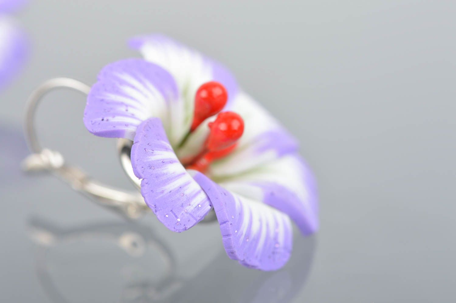 Boucles d'oreilles fleurs mauve blanc en pâte polymère faites main originales photo 4