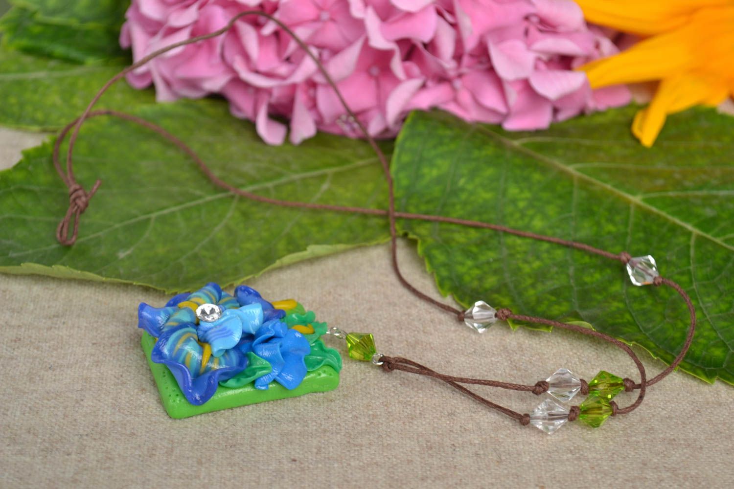 Pendentif fleurs bleues Bijou fait main en pâte polymère sur cordon Cadeau femme photo 1