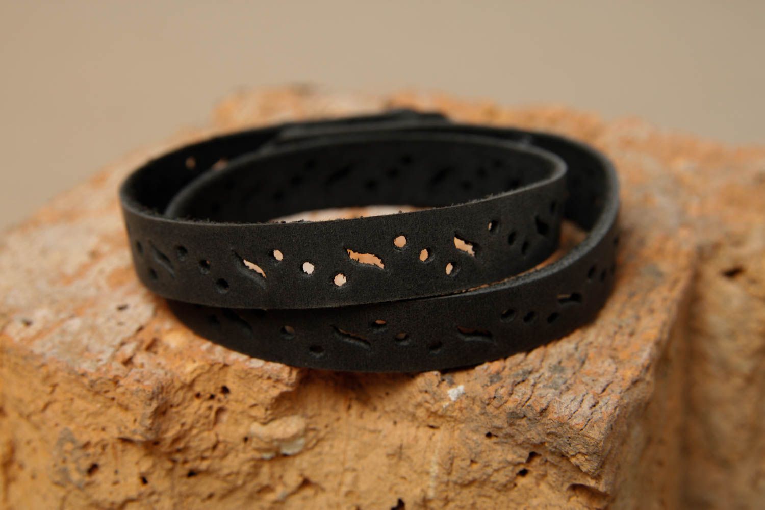 Bracelet en cuir noir Bijou fait main à motifs design Cadeau pour femme photo 1