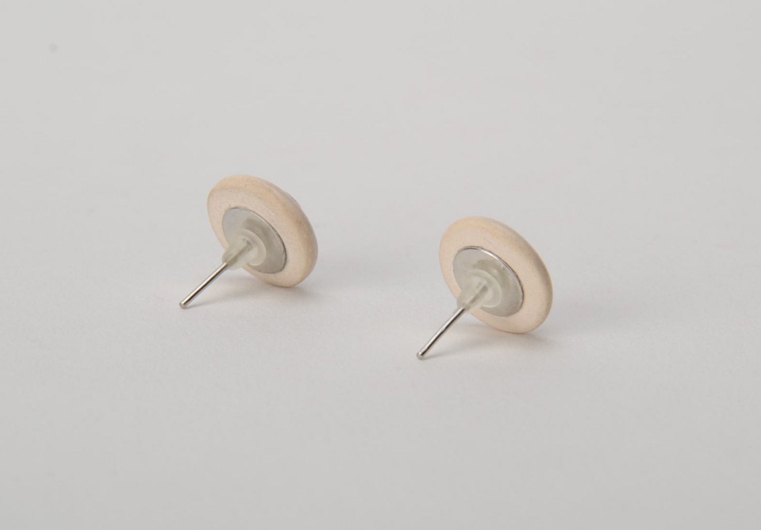 Kleine runde handemachte Ohrstecker aus Ton mit Bedeckung von bunten Emaillen foto 5