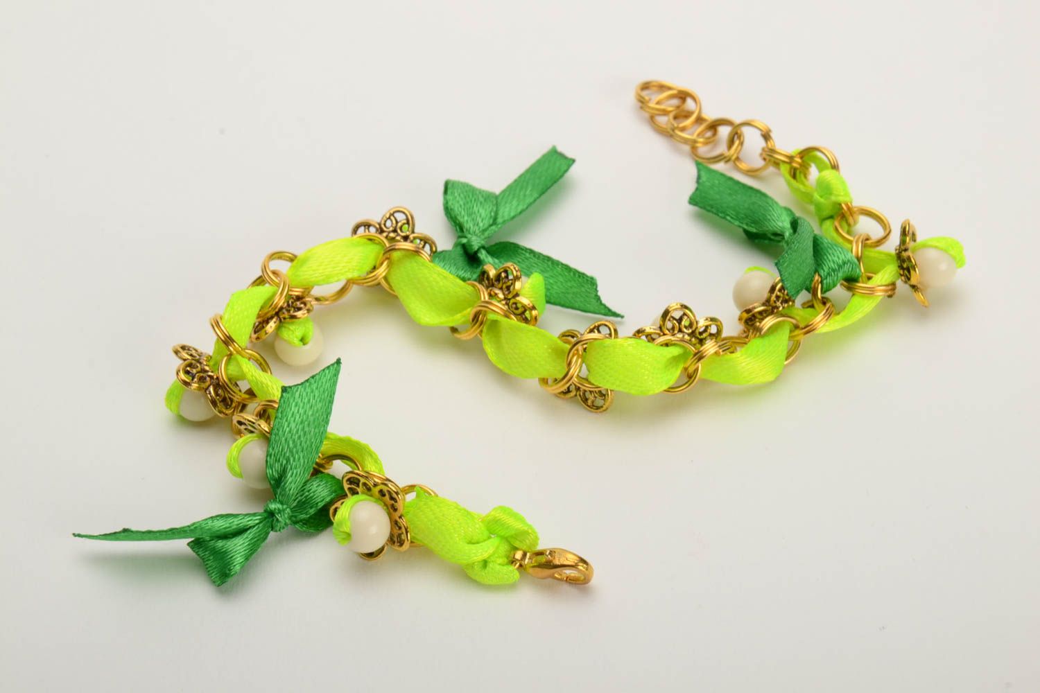Handgemachtes schönes grünes Armband mit Glaskugeln und Metall für Sommer Looks foto 2