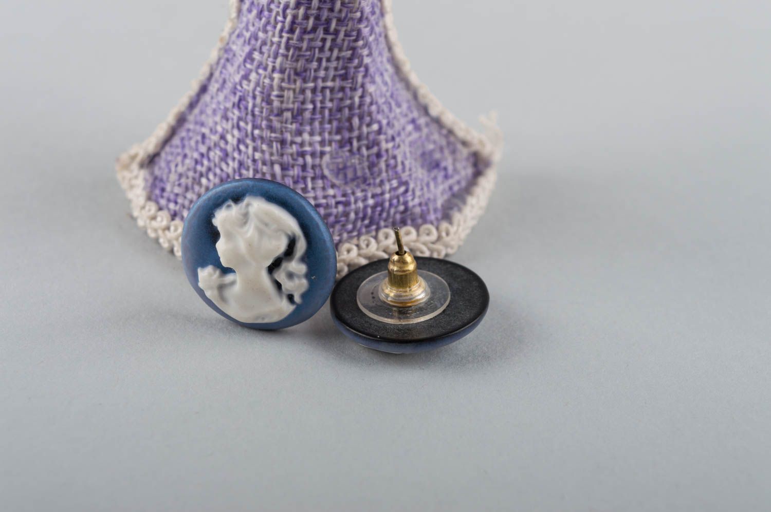 Kleine runde blaue schöne handgemachte Ohrringe aus Polymerton mit Bild foto 1