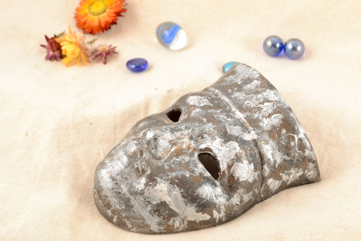 Небольшая сувенирная маска из глины декор  фото 2