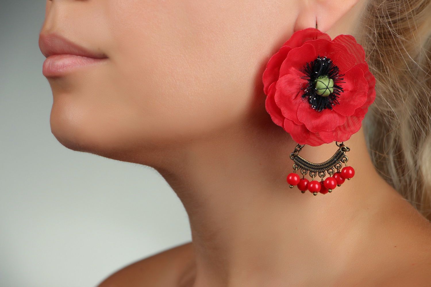 Earrings with artificial flowers and beads of coral photo 4