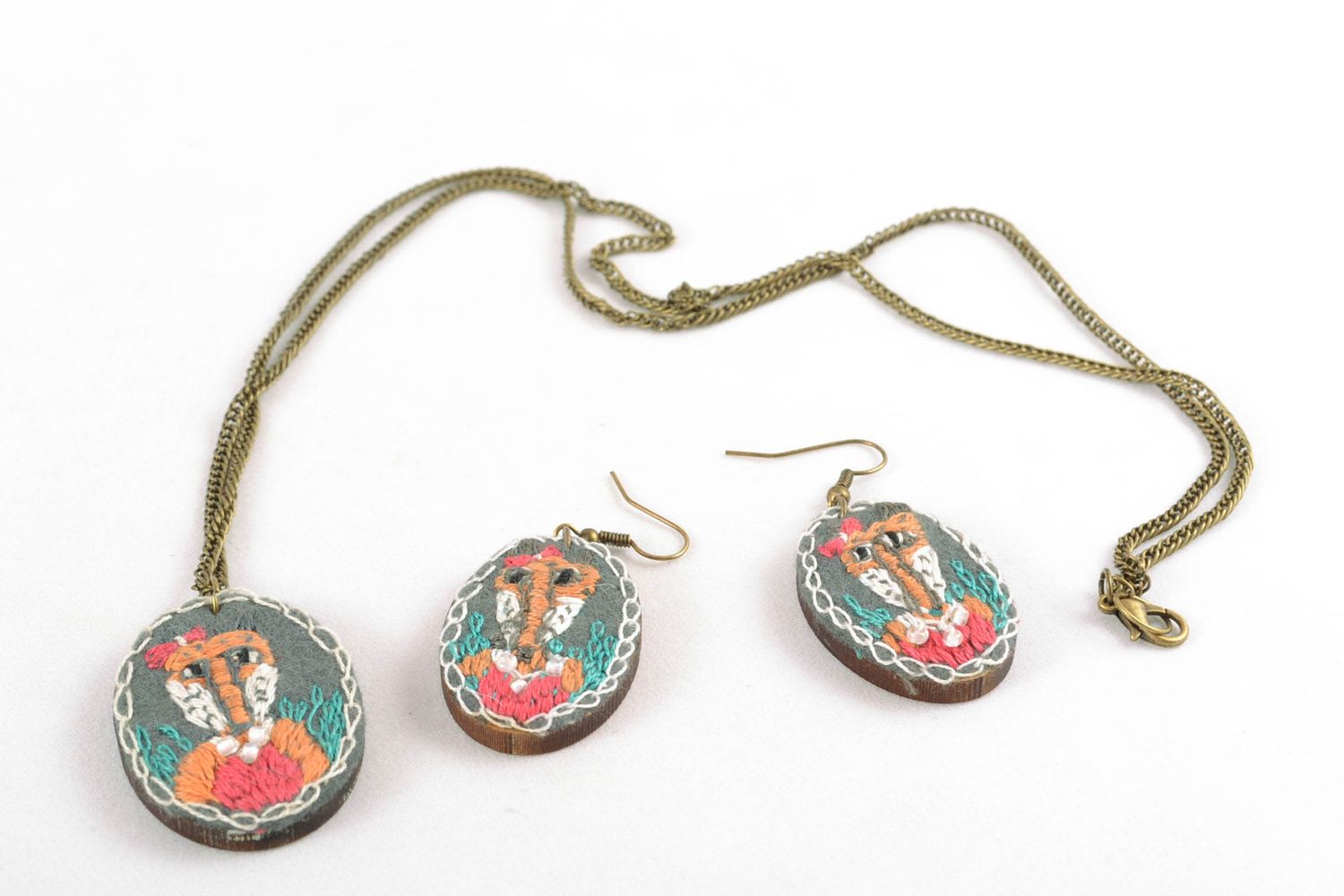 Handmade jewelry set with satin stitch embroidery photo 5
