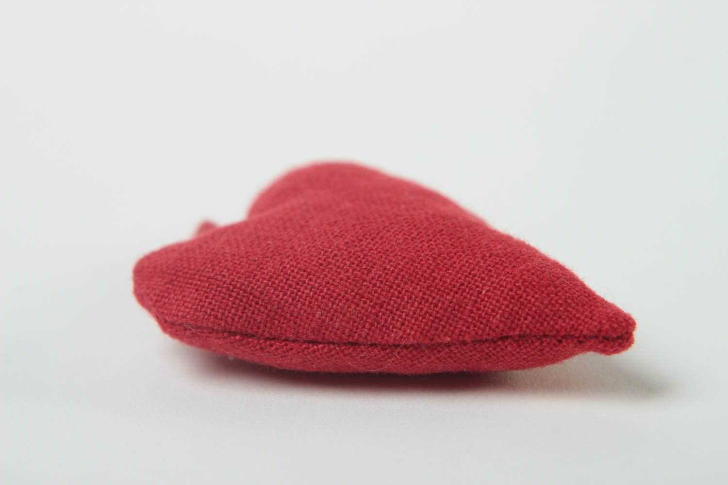 Маленькая мягкая игрушка сердце с петелькой из льна красная ручной работы фото 2