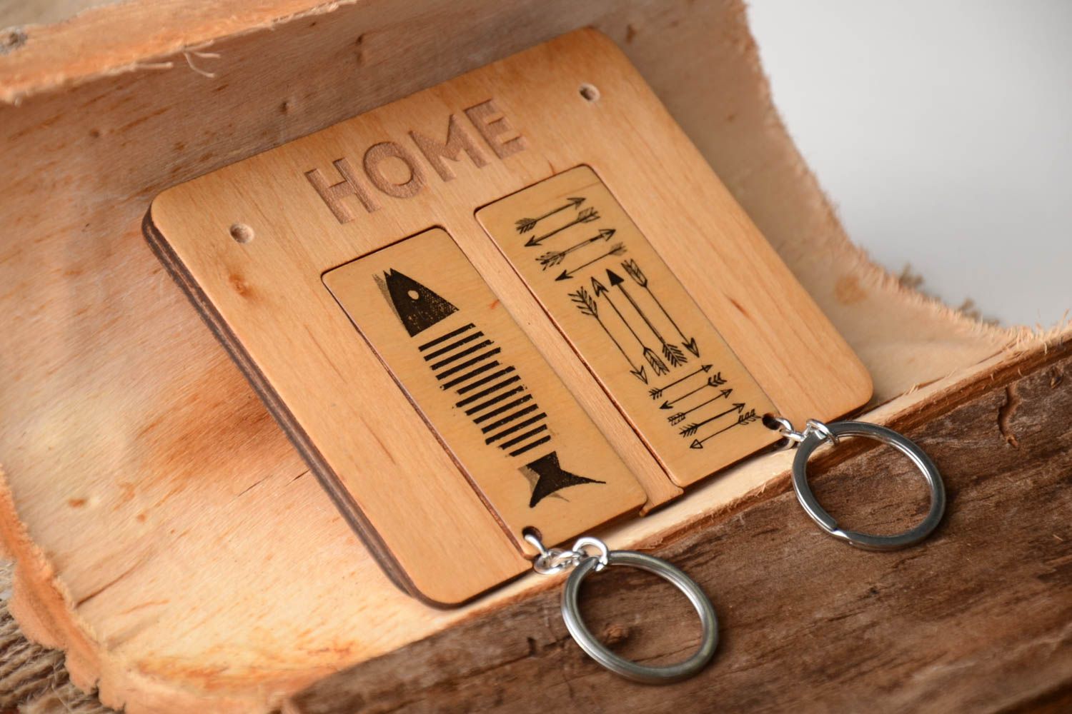 Porte-clés en bois faits main décorés originaux 2 pièces Accessoires design photo 1