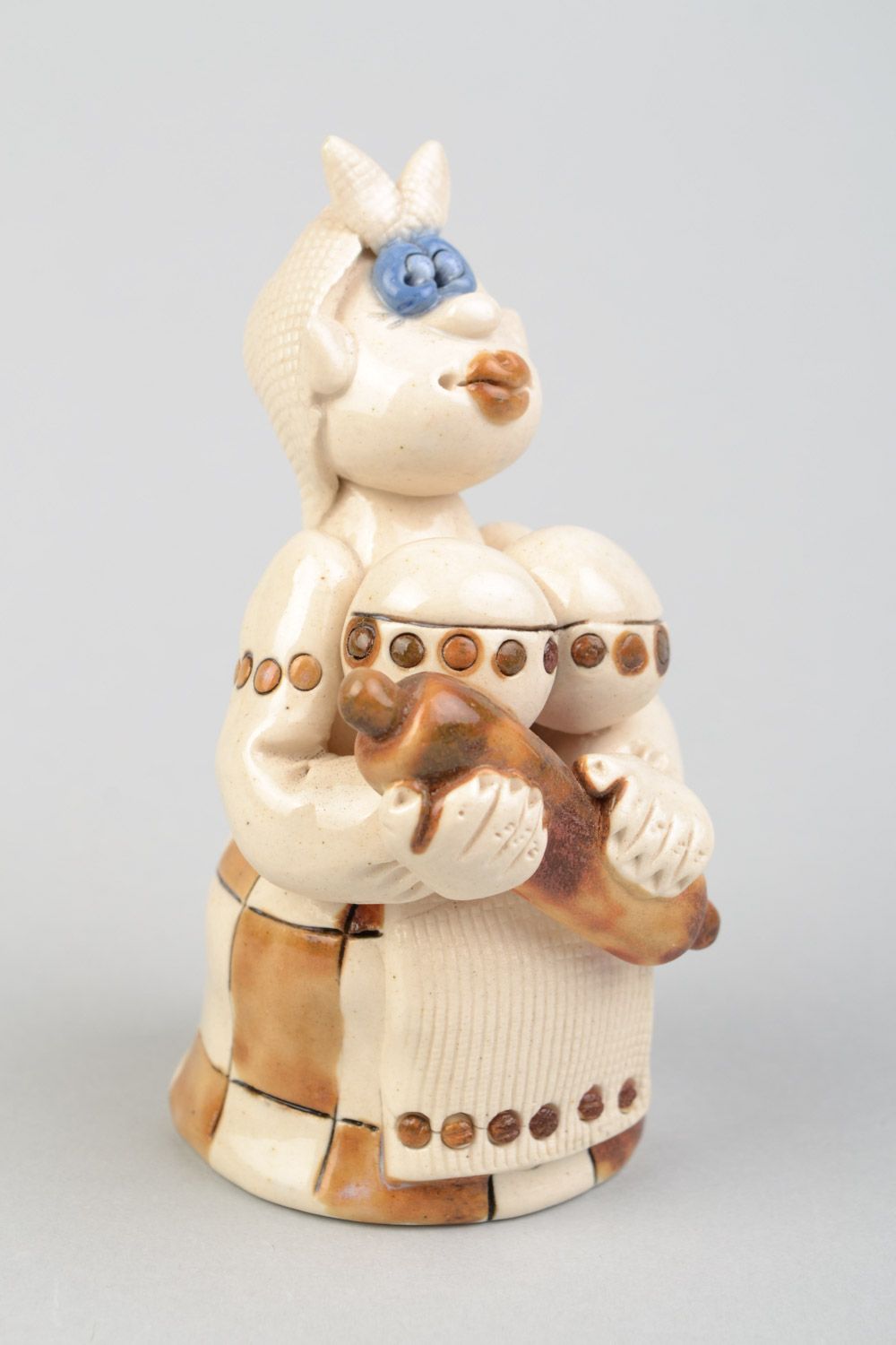 Статуэтка из глины женщина со скалкой необычная смешная маленькая ручной работы фото 1
