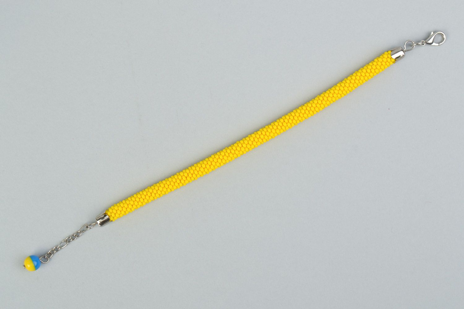 Pulsera de abalorios tejida a ganvchillo vistosa amarilla con colgante artesanal foto 5