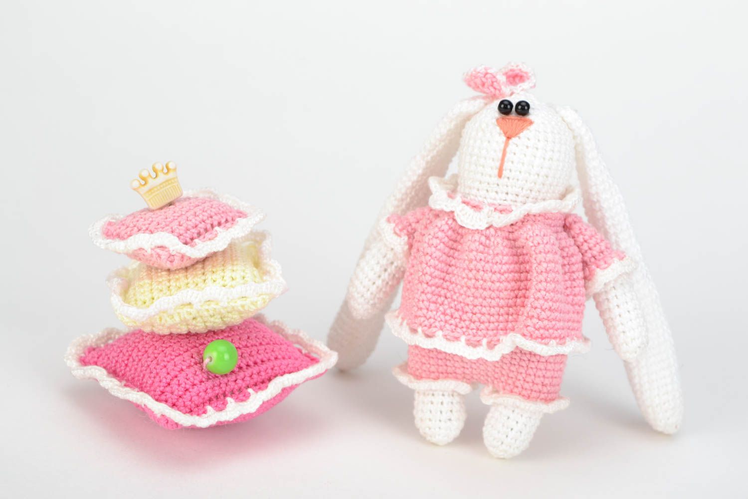 Маленькая вязаная мягкая игрушка ручной работы Зайка с подушками розовая фото 1