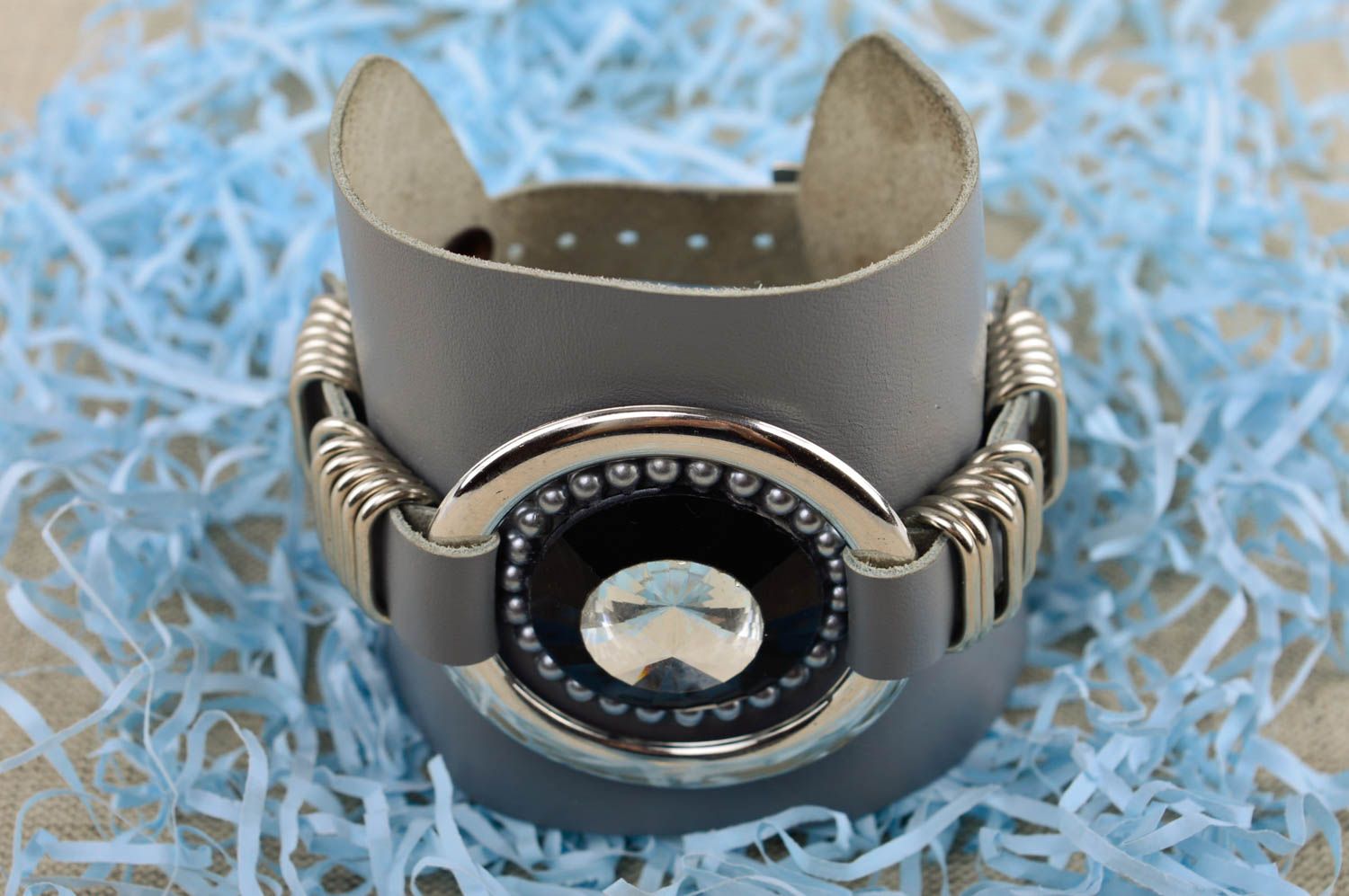 Bracelet en cuir gris Bijou fait main large design insolite Cadeau pour femme photo 1