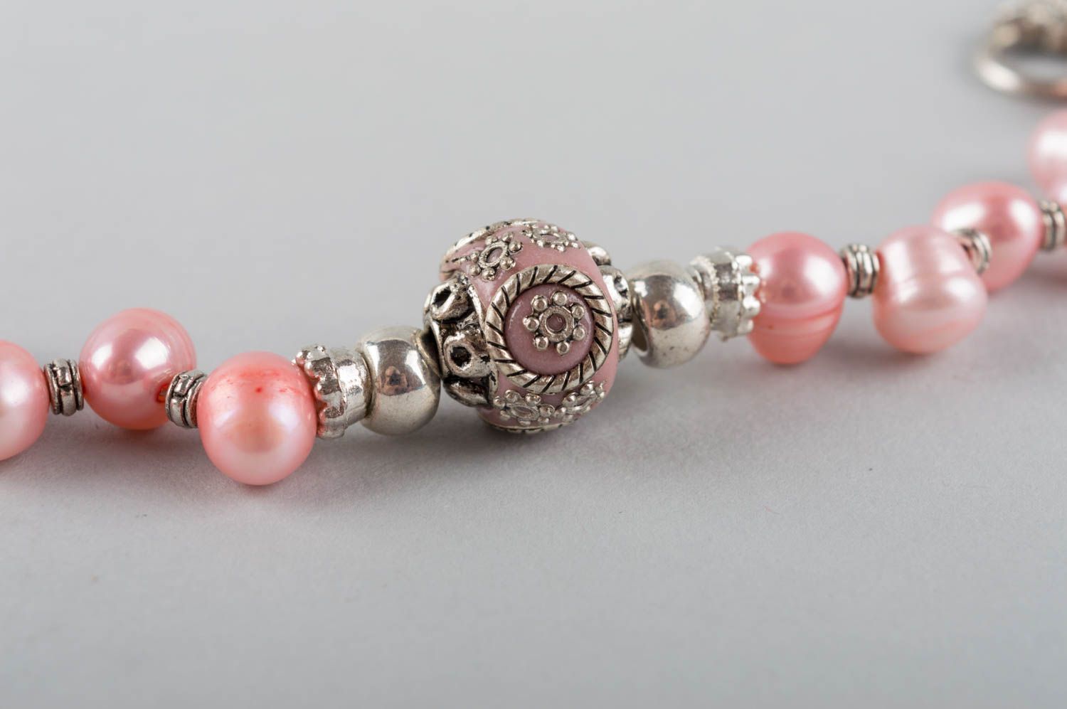 Feines rosafarbiges handgemachtes Armband aus Natursteinen Perle und Messing foto 5