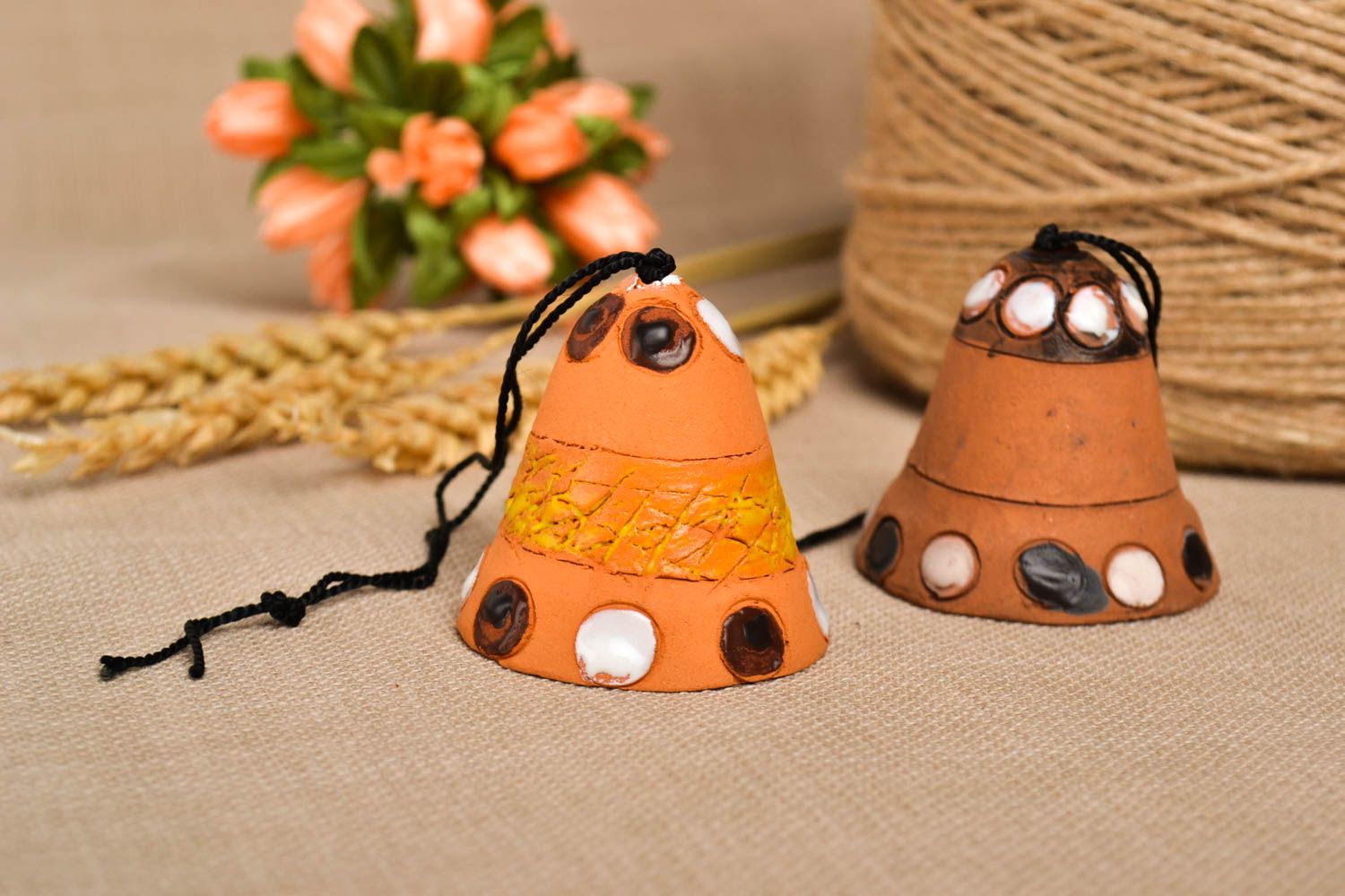 Глиняные игрушки ручной работы колокольчики из глины украшение для дома фото 1