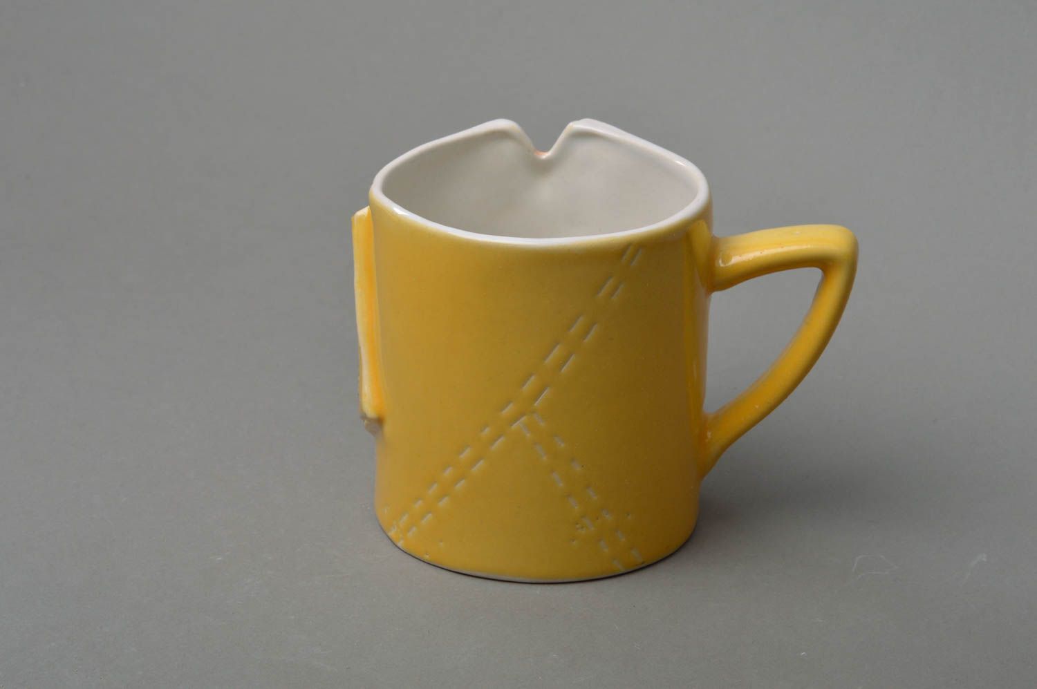 Handmade Porzellan Tasse mit Bemalung für heiße Getränke in Gelb und Weiß foto 3