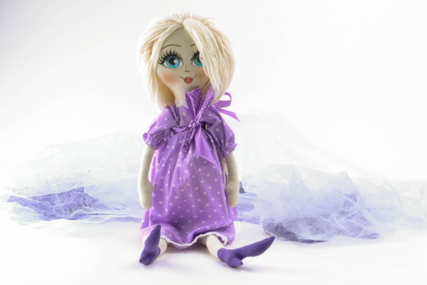 Poupée en robe violette à pois faite de tissus naturels photo 1