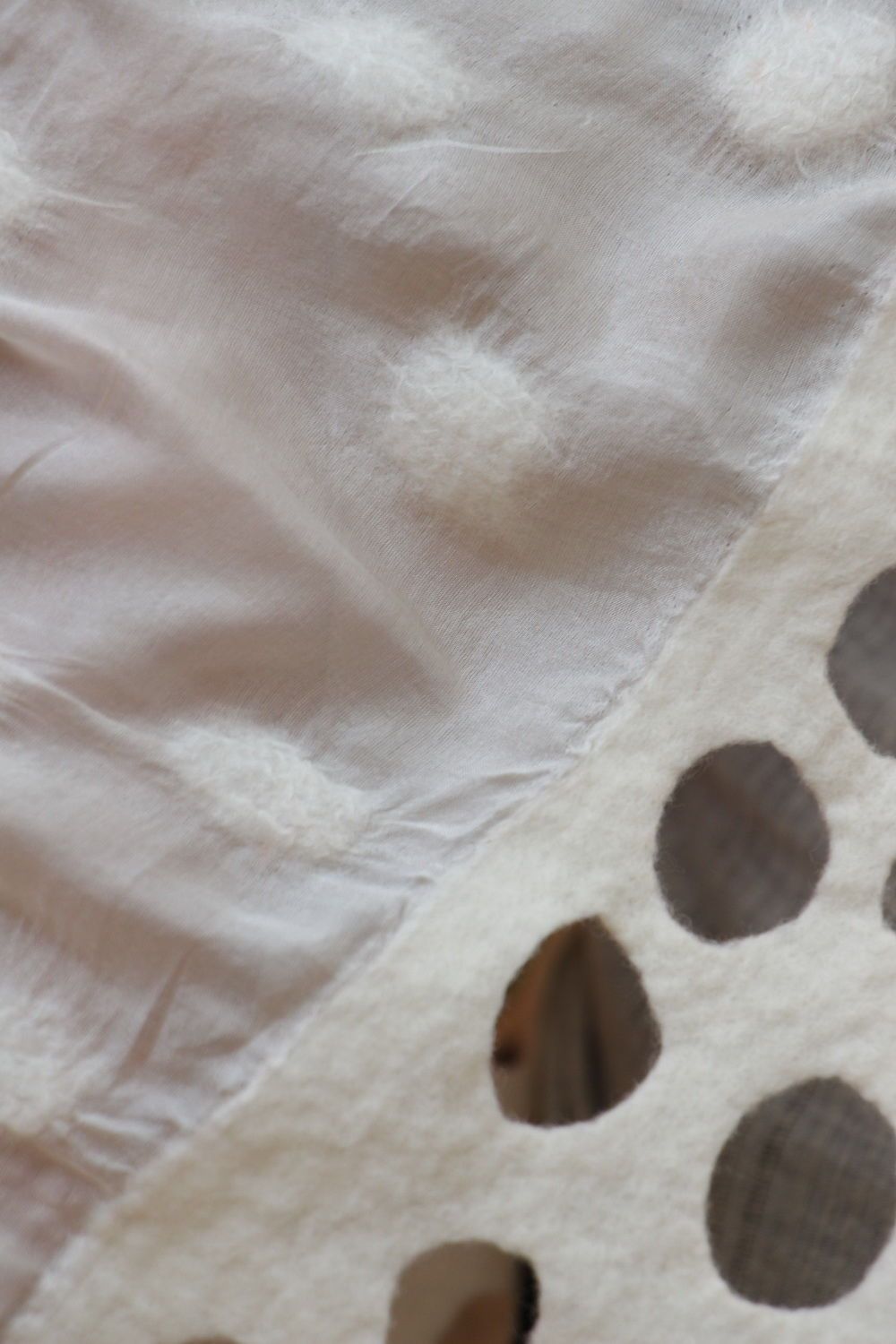 Châle blanc en soie et laine feutrée Mariée photo 5