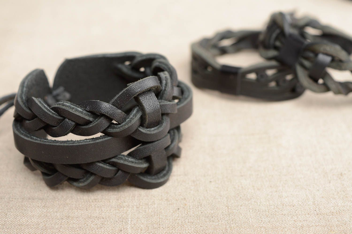 Bracelet tressé en cuir naturel noir large fait main de design pour femme  photo 4